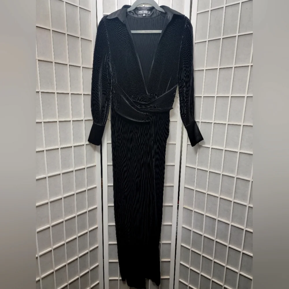 Satin Plisse Plunging Split Maxi Dress Missguided x Carli Bybel - Picture 8 of 12